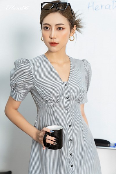 Hiển thị chi tiết cho Đầm cổ V, cắt chân ngực Ảnh của Đầm cổ V, cắt chân ngực